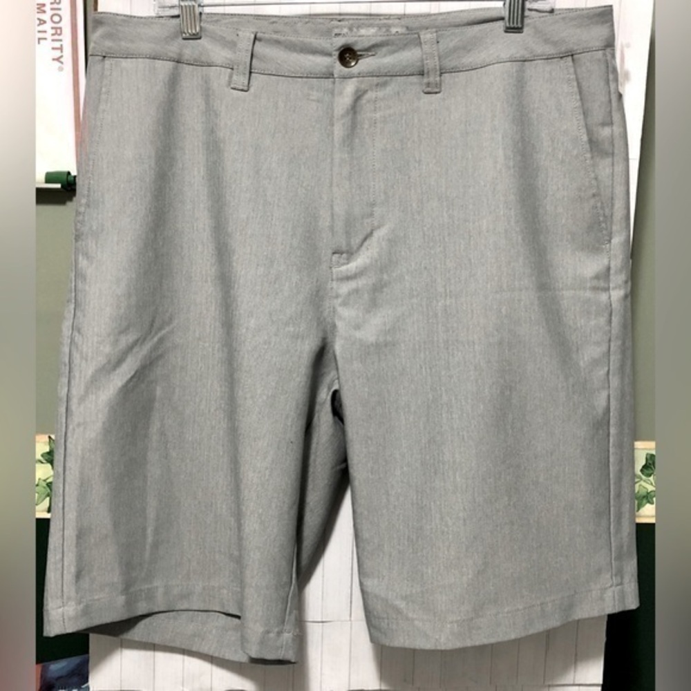 ♈️Travis Mathew gray herringbone polyester blend flat front Golf shorts